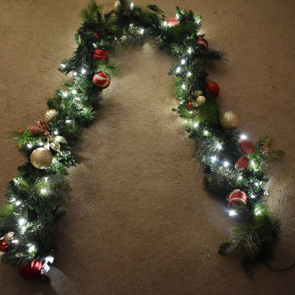 VINTAGE 8Ft Prelit Christmas Garland Pine Garland Spere Lights Berries Pinecone